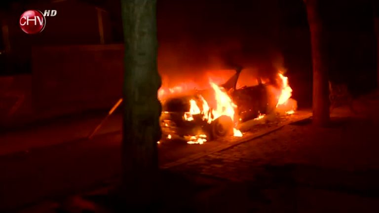 Sorprendente reacción del dueño de un vehículo que está envuelto en llamas