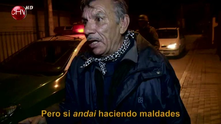 Le pide ayuda a carabineros para encender la radio de su celular