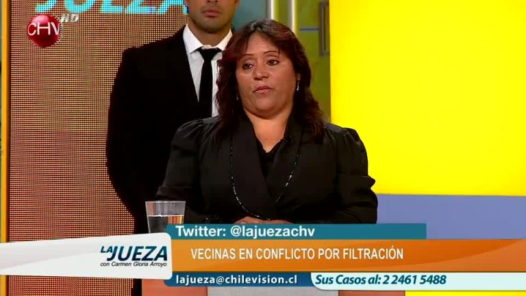 Vecinas se enfrentan por filtración de baño en edificio (1/2)