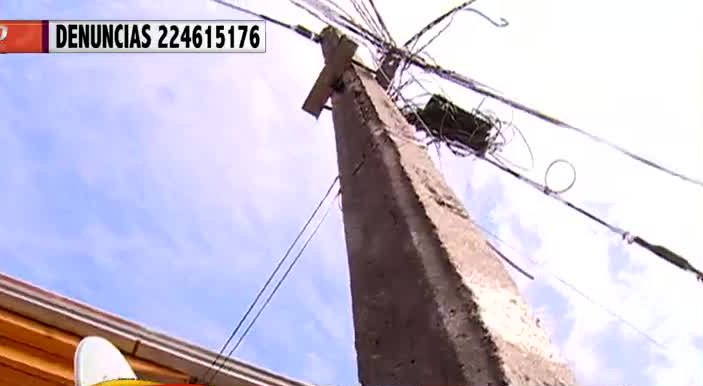 Insólito: Mujer denuncia que vive con poste de la luz en el patio de su casa
