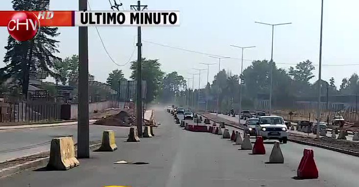 ¡Insólito! Postes de luz se encuentran en plena calle de Cerrillos