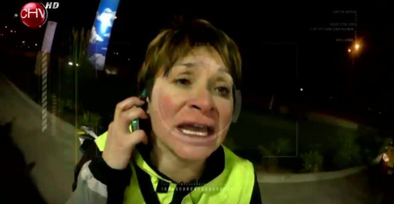 Mujer que sufre accidente en moto insulta a Carabineros tras ser detenida