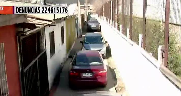 El drama de los vecinos que viven en el pasaje más angosto de Chile