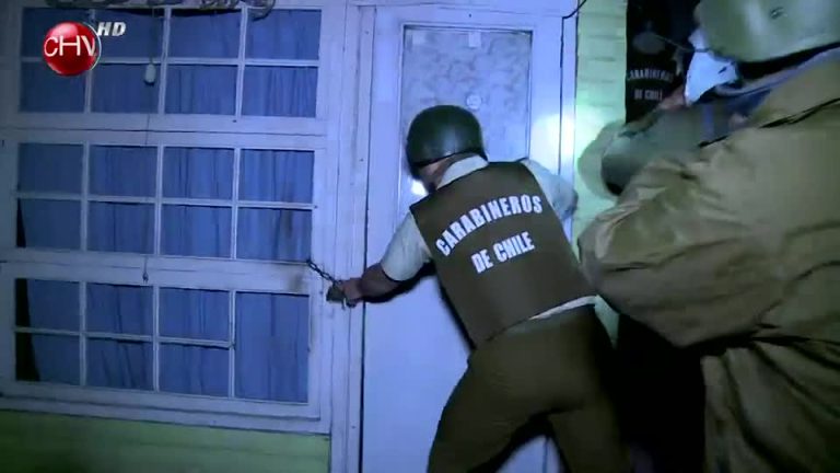 Delincuente huye por los techos de población con las manos esposadas (1/2)