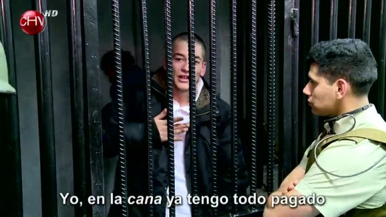 Delincuente huye por los techos de población con las manos esposadas (2/2)