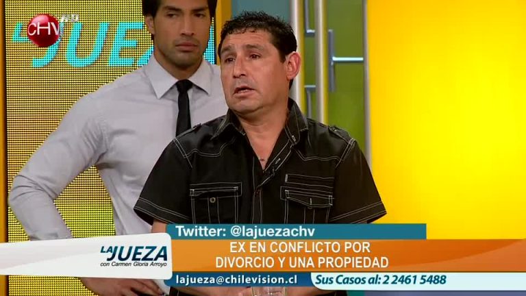 Ex pareja en conflicto por divorcio y propiedad