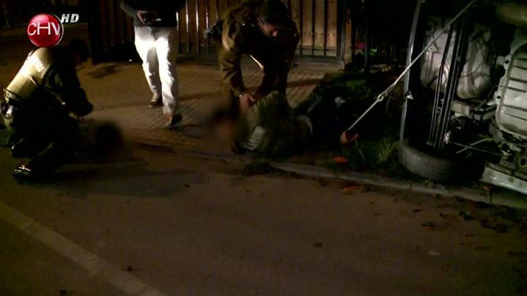 Persecución policial termina con dos menores detenidos y un auto volcado