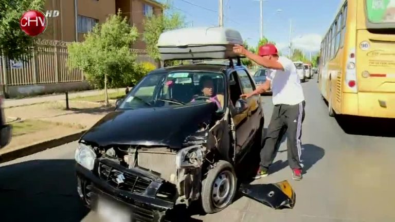 Mujer chocó automóvil e intentó escapar con su vehículo destrozado (Parte 2)