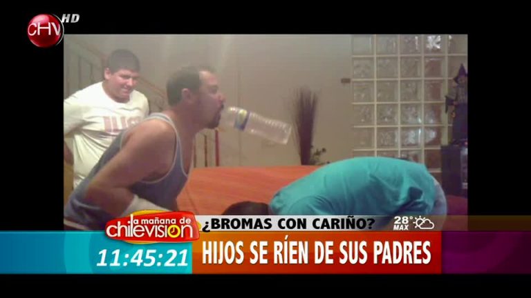 Hijos se ríen de sus padres realizando 