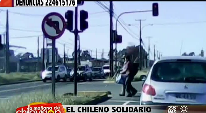 Ayudó a cruzar la calle a persona no vidente
