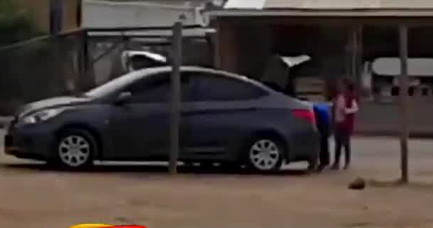 Conductores irresponsables: 4 niños son transportados en el portamaletas