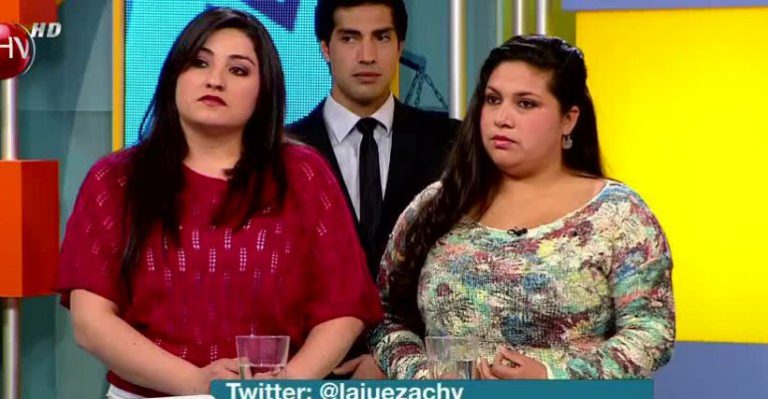 Mujeres se enfrentan por compra venta de casa