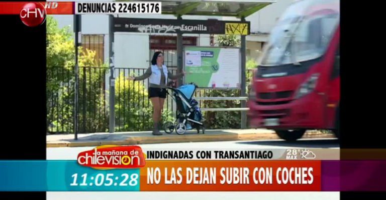 Mamás indignadas porque no las dejan subir con coche al Transantiago
