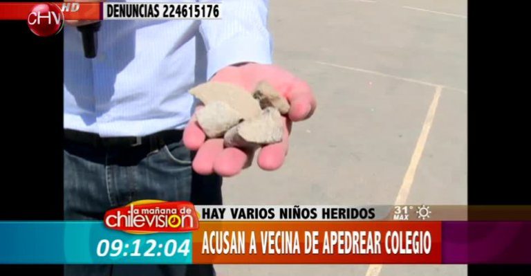 Apoderados denuncian que vecina tira piedras y bolsas con orina a niños en el colegio
