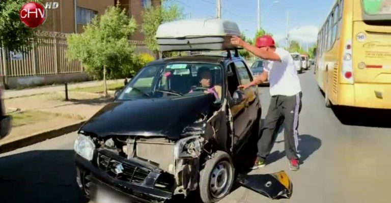 Mujer chocó automóvil e intentó escapar con su vehículo destrozado