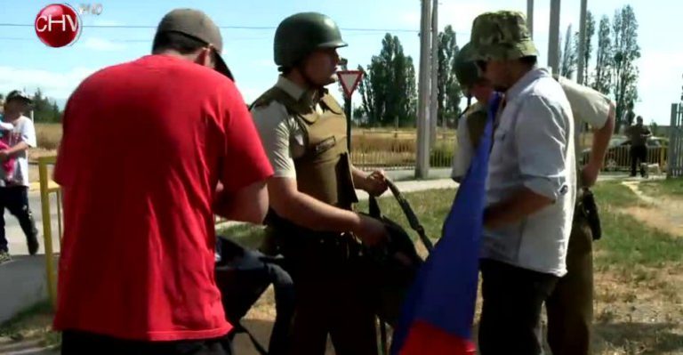 Barristas del club Universidad de Chile son acusados de robo a supermercado