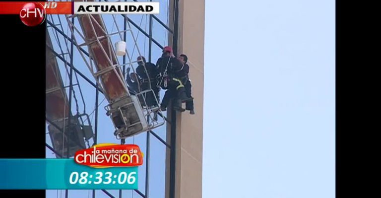 Limpiavidrios quedaron a colgados a 50 metros de altura