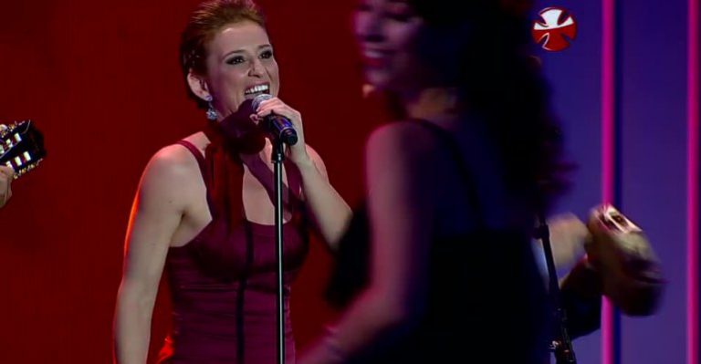 Mira a la sensual Sigrid Alegría bailando cueca brava