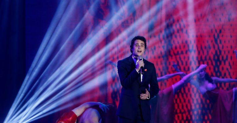 Augusto Schuster y Amaya Forch cantaron a dúo en la Teletón