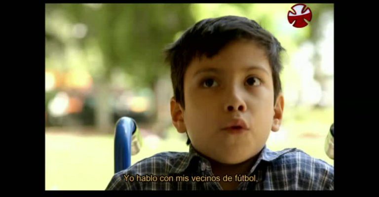 Conoce la historia de Carlitos Molina, el niño que ayuda a vender en la feria