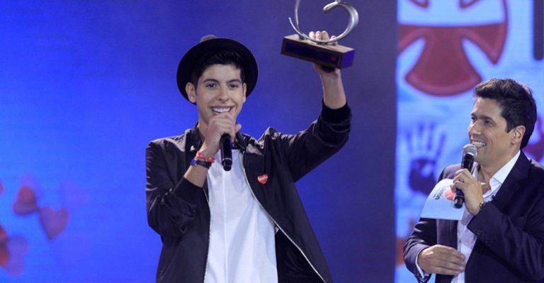 Matt Hunter cantó 'Mi Señorita' y regaló su gorro favorito para subasta en Teletón 2014