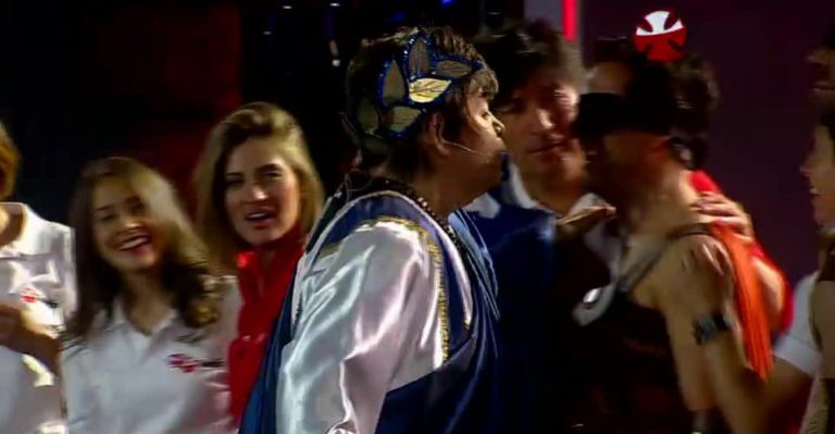 Gonzalo Cáceres no se resistió y terminó besando en la boca a Renato Munster