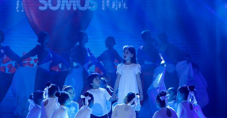 Tito Fernández y una machi protagonizaron la obertura del cierre de la Teletón