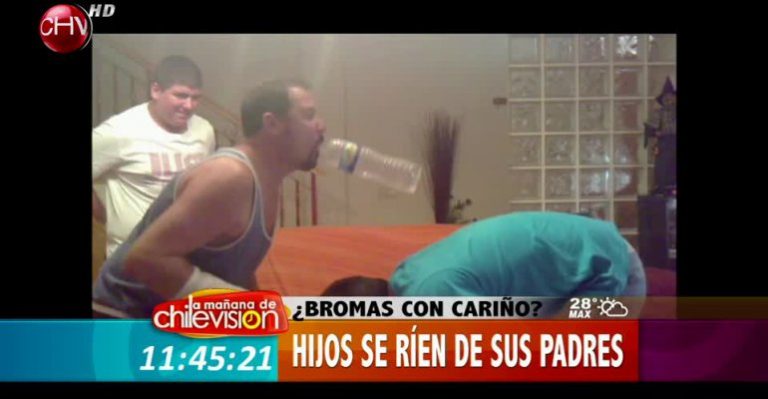 Hijos se ríen de sus padres realizando 