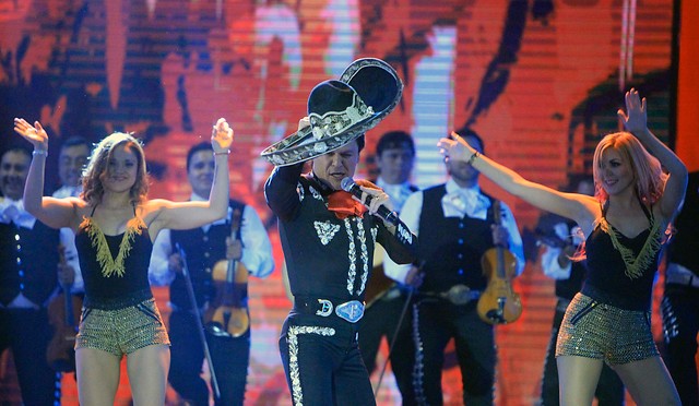 Mira a Pedro Fernández apoyando a la Teletón 2014