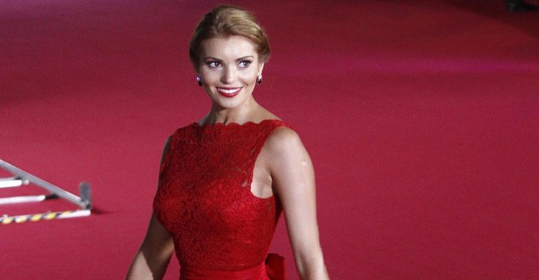 Faloon en el estadio confirmaría romance con futbolista Jean Paul Pineda