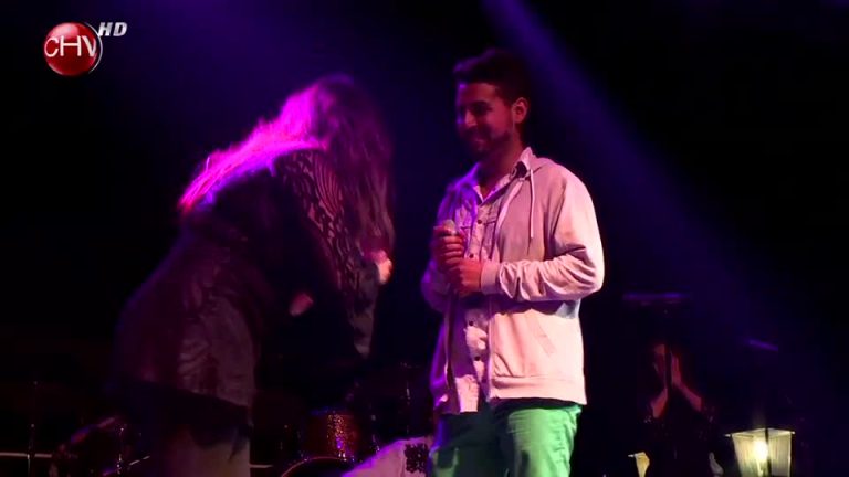 Camila pidió matrimonio a Nestor en el escenario junto a Manuel García