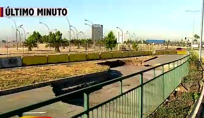 Socavón en Avenida Departamental obligó corte del tránsito