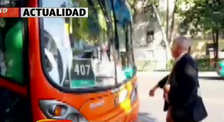 Pasajero indignado desafía a conductor del Transantiago en plena Alameda