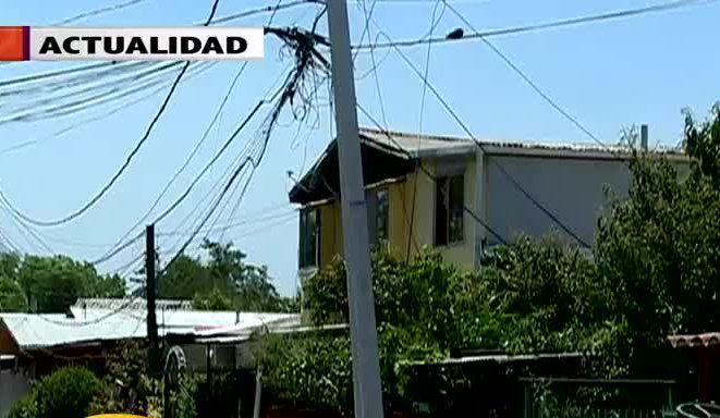 Vecinos temen una tragedia por poste eléctrico a punto de caer