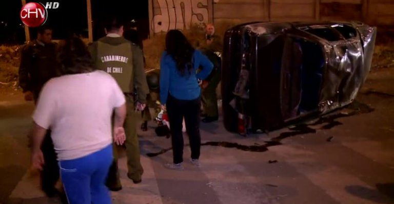 De alto impacto: Delincuentes vuelcan vehículo robado mientras huyen de Carabineros