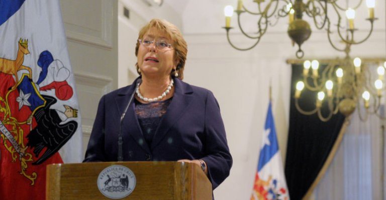 Adimark: Aprobación de Bachelet baja a 42% y rechazo sube a 52%