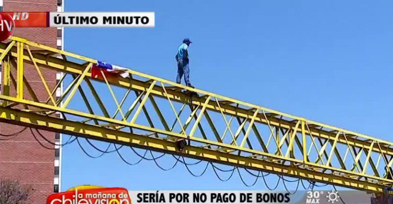 Peligrosa protesta de hombre que trabaja en construcción del Metro