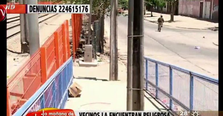 Vecinos indignados por pasarela mal diseñada que tiene postes al medio