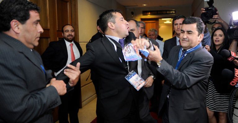 Imágenes del escándalo que realizó el Pastor Soto en el Congreso