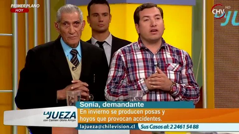 Vecinos discuten por privatización de un camino (1/2)