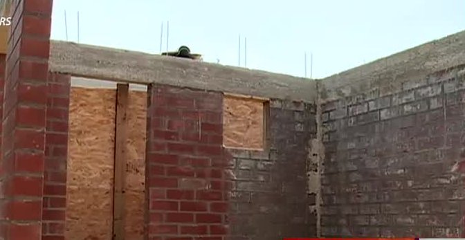 Mujer se encuentra desesperada por casa a medio construir en El Bosque