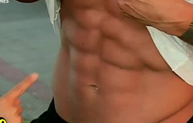 ¡Un regalito para hombres y mujeres! Mire los mejores abdómenes de la TV