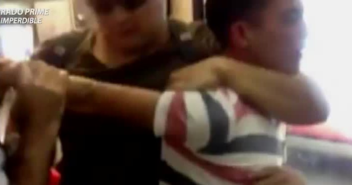 Mira la reacción de estos pasajeros cuando se percatan de robo en el Metro