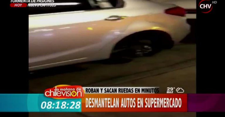 Robaron las cuatro ruedas: Delincuentes desmantelan en estacionamientos de supermercados