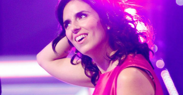 Paz Bascuñan lució provocadora polera de línea de ropa de Sandy Boquita