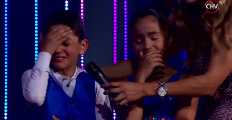 Joven bailarín se emociona hasta las lágrimas tras actuación