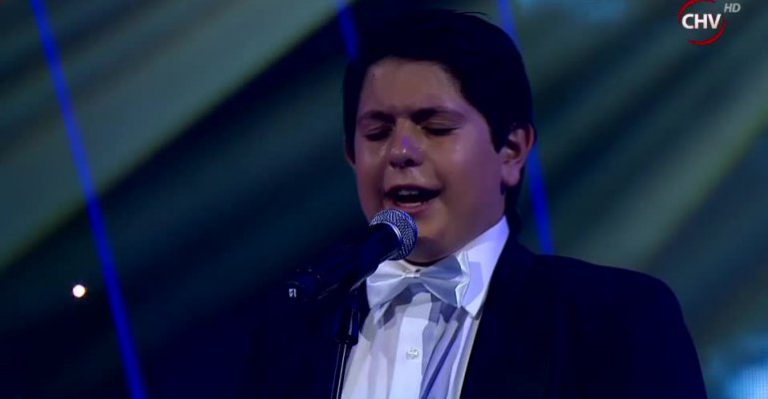Pedro emocionó con su presentación clásica impresionando con su alto registro vocal