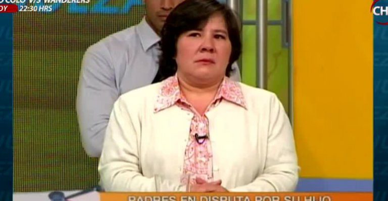 Madre le pega a su hijo de 12 años le pide que no sea agresivo