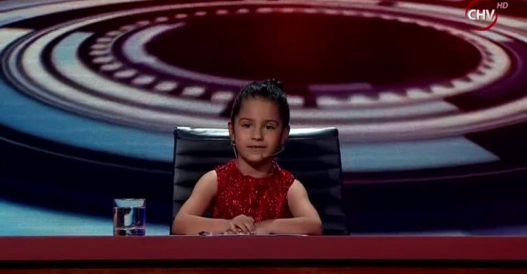 Mayra de Los Superpoderosos conquistó con su carismática presentación de noticias