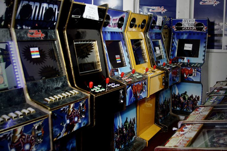 Máquinas tragamonedas: El costoso vicio de las mujeres solas (Parte 1)